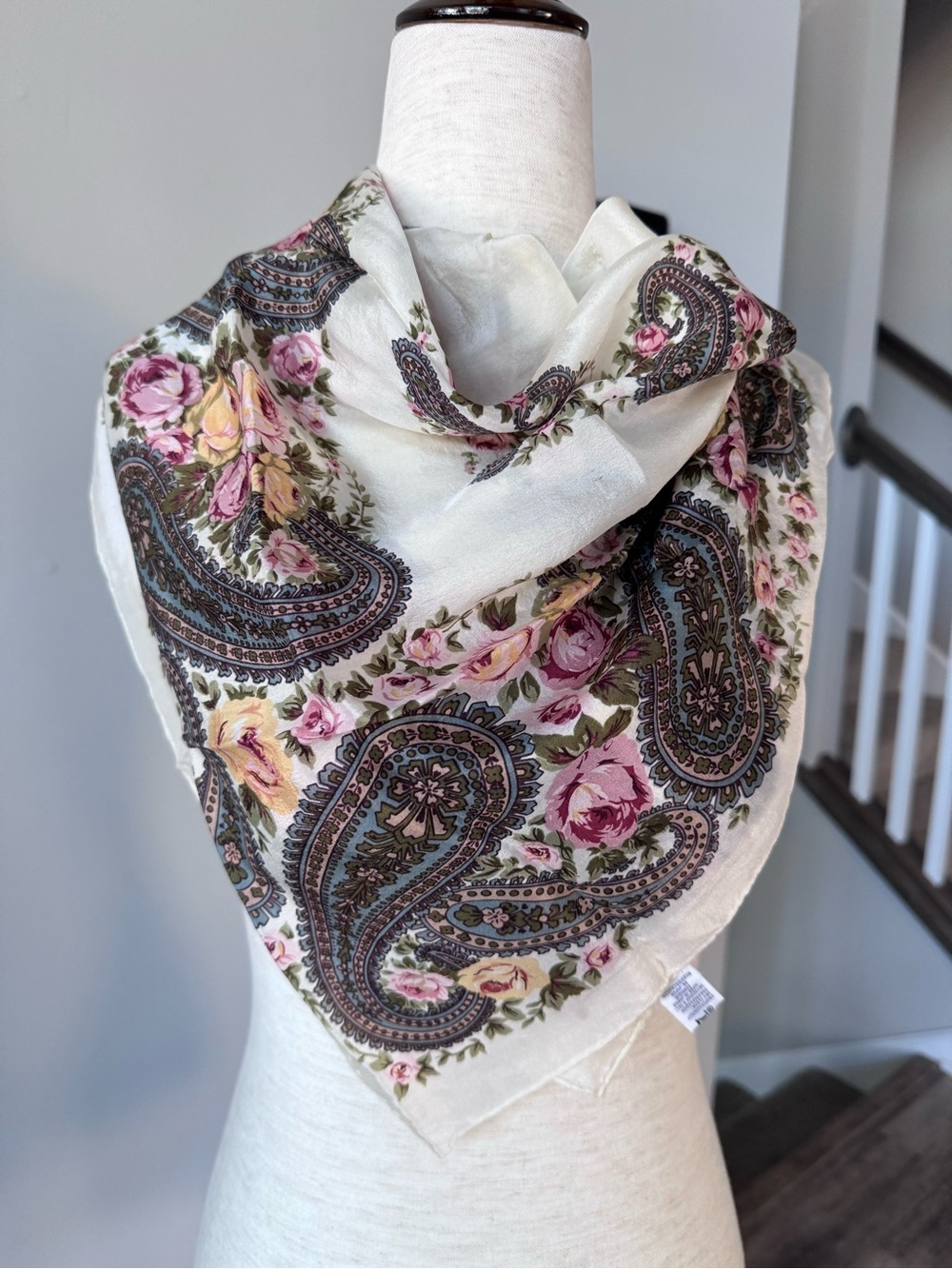 Vintage! Club 7 Echo 100% Silk Floral Paisley Cream Scarf with Pink Rose Accents
